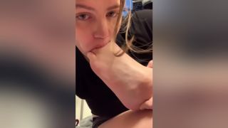 Hard Cock 18 Year Old Blonde Sucking Her Toes With Black Nail Polish On Camera Boquete