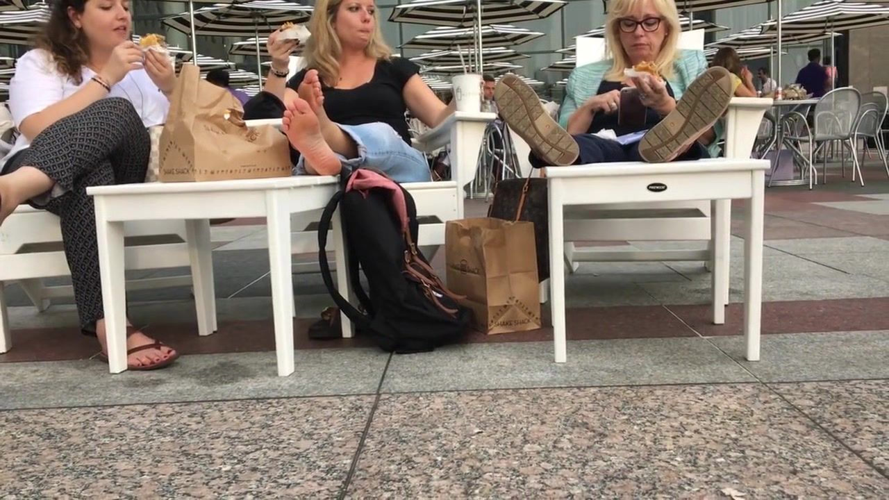 Pareja Three Female Strangers Reveal Their Feet While Eating At The Restaurant Outdoors Wives