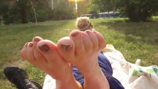 ThisVid Girl With Sunglasses Serves Her Sensitive Soles In Front Of My Public Cam - Linda Blonde Brunet