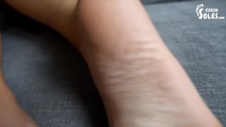 Gostosa Pretty Euro Babe Got Her Yummy Toes And Soles Filmed While Lying On The Sofa Sixtynine