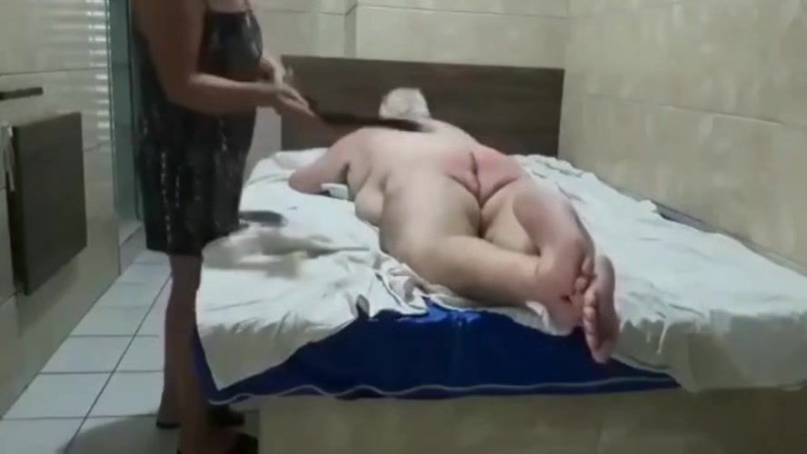 Novinho Strapping My Big Fat Buttocks Hotel - 1
