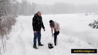 Leaked Barefoot Girl In Snow Bondage 4tube