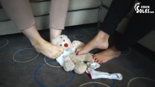 Screaming Two Gorgeous Babes Torture Stuffed With Their Hot Feet With Teddy Bear Abigail Mac