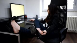 Streamate Wonderful Brunette Goes Barefoot While Working At The Computer iDope