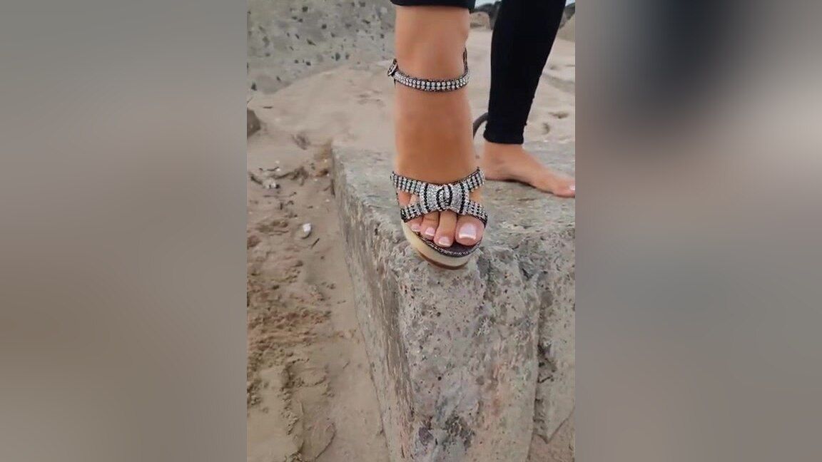 BGSex Glamour Chick Her Amateur Feet In Sexy Sandals On The Beach SnBabes