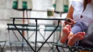 Cogiendo Glamour Business Woman Filmed Barefoot By Voyeur At The Starbucks Masturbando