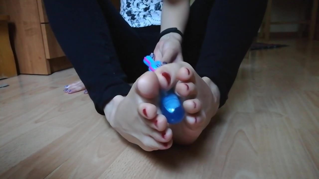 Ametur Porn Amateur Girl Puts A Toys Between Her Amazing Feet And Plays With It Bosom