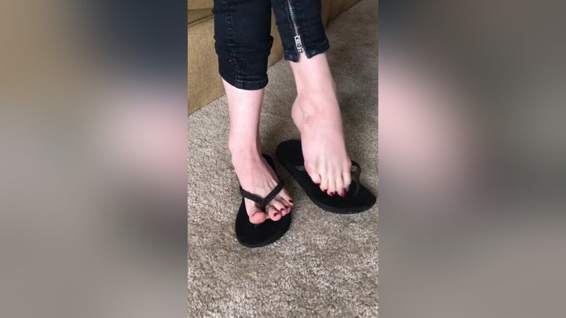 Creamy Teen With Gorgeous Amateur Feet Playing With Her Black Flip Flops FPO.XXX