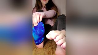Alanah Rae Amateur Honey Removes Her Blue Socks And Teases With Her Gorgeous Feet Sex