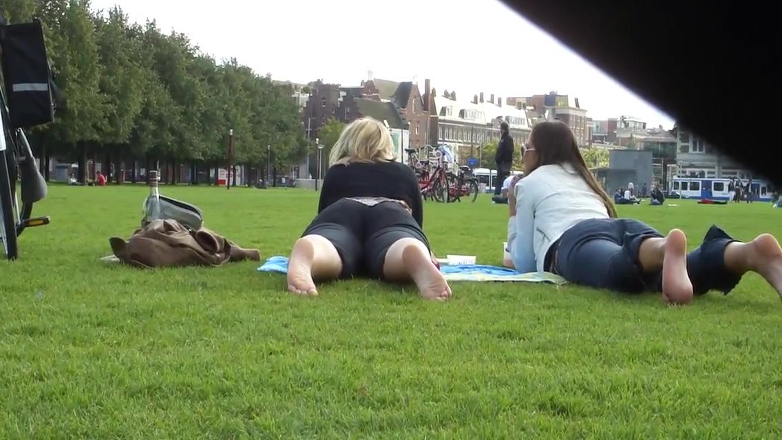 Masterbate Two Hot Young Unsuspecting Ladies Get Their Cute Bare Feet Filmed On The Grass Shoes - 1