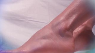 Blowjob Watch As These Soft Delicate Feet Get Shown Off On Her Bed Shaking