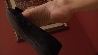 smplace Drop-dead Gorgeous Older Woman Twirls Her Sexy Feet Around In Sandals Wet