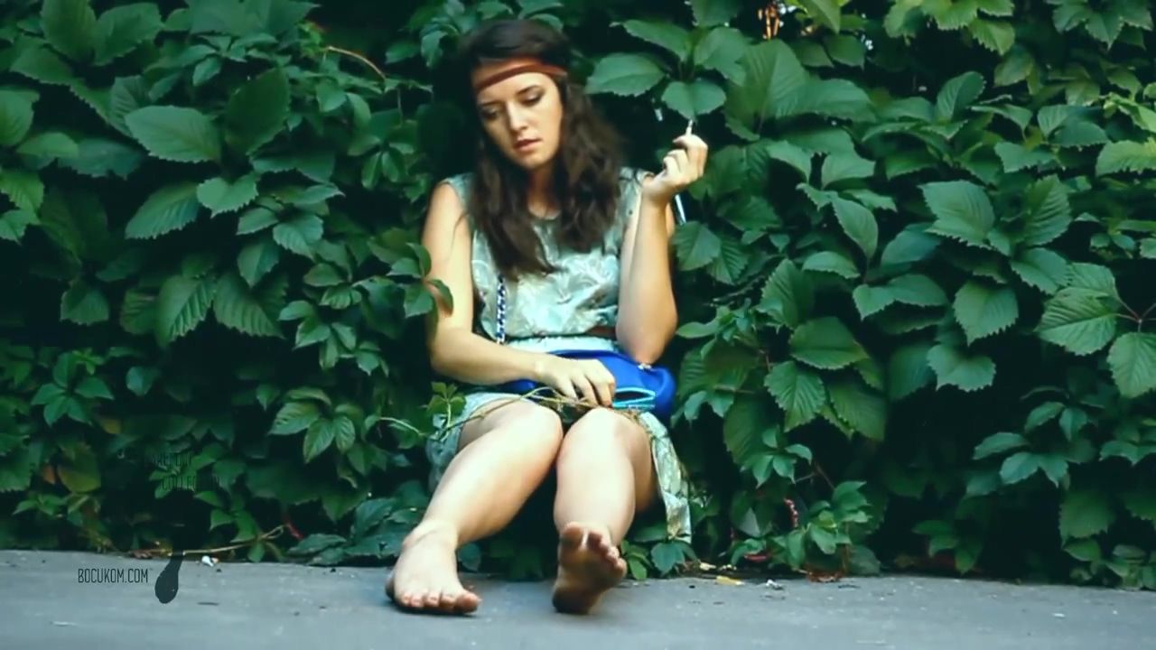 TubeMales Adorable Brunette Hippy Gal Sits In Shrubs And Her Dirty Feet While Smoking Cornudo - 1