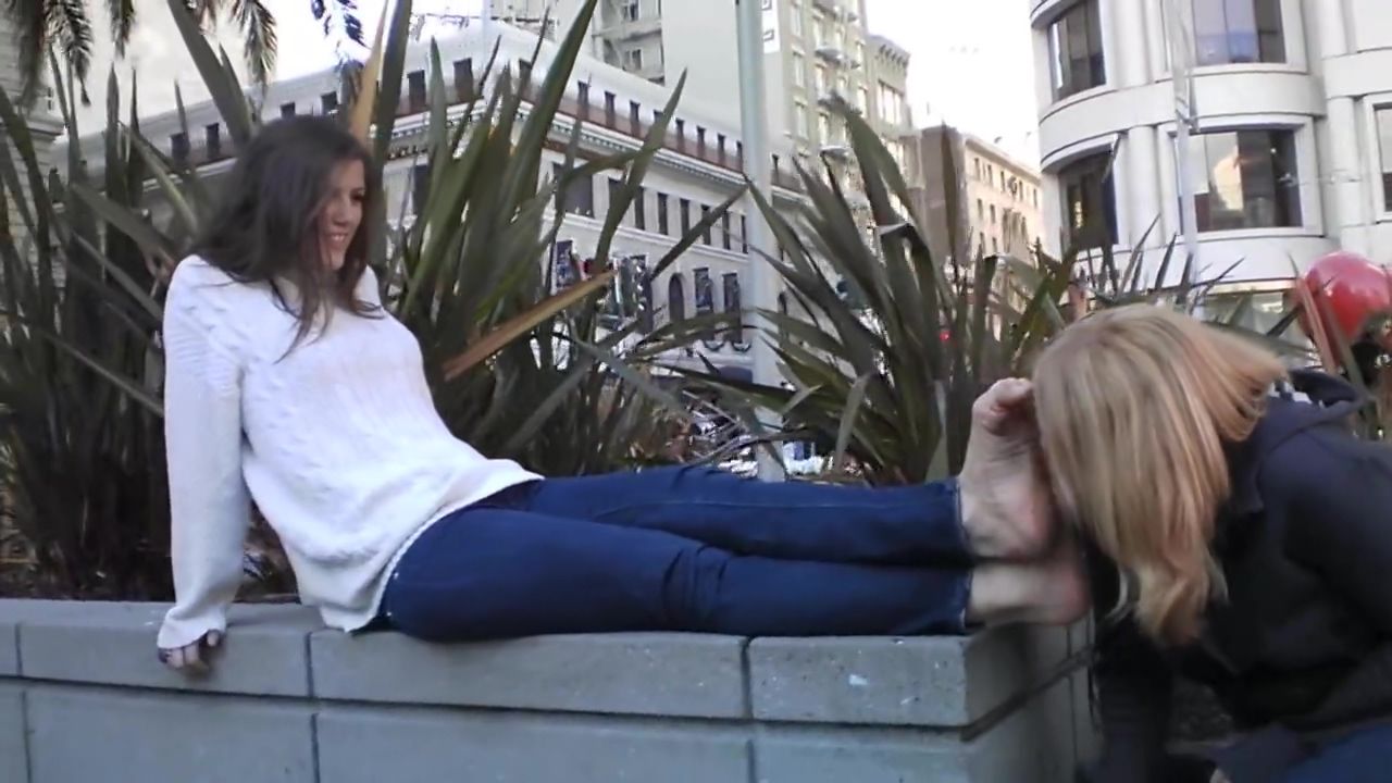Jacking Courageous Young Beauties Sniff Feet In Public Novinhas