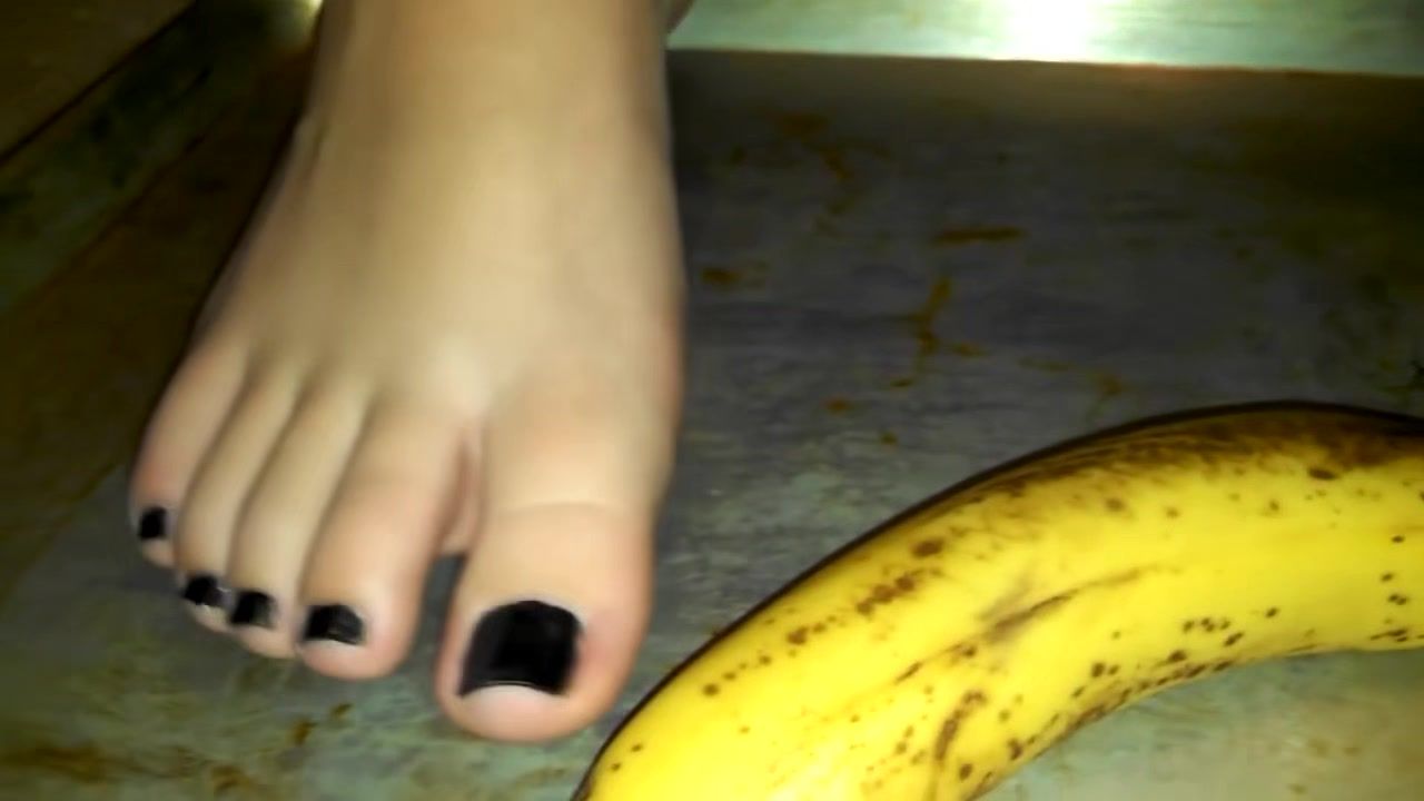 Rubia Messy Banana Crushing With Toes Bunda Grande
