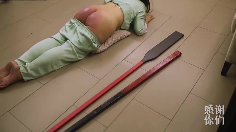 Self Booty Chinese Girl Get Paddled In Ancient Chinese Punishing Way Caiu Na Net - 1