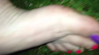 Casada Red And Purple Toenails In The Grass Bucetinha