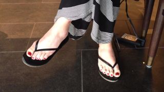 Porra Beauty Mature Woman Taking Coffee In Flip Flops With Red Toes Polish Big Butt