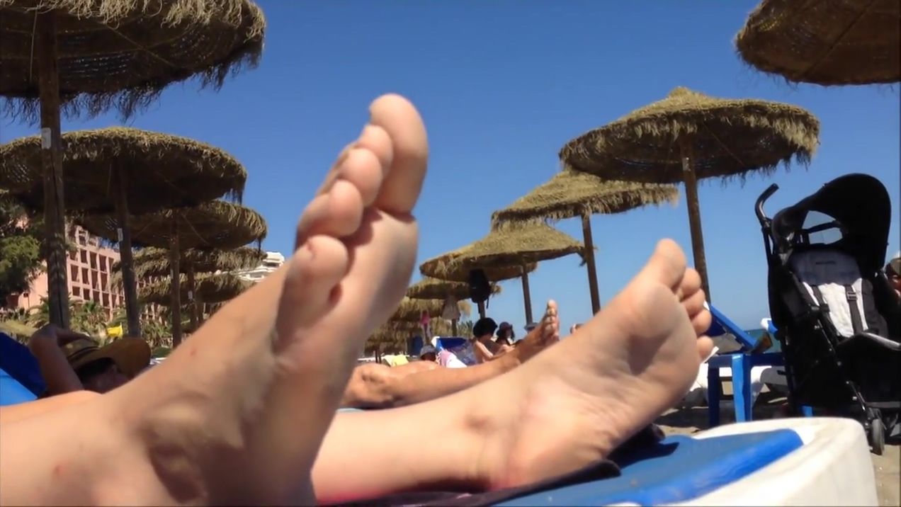 Real Amateurs Hot Girls In Sexy Bikinis Showing Their Amateur Feet On The Beach Wank