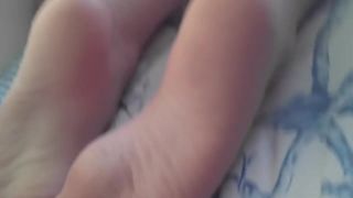 FloozyTube Hot Girl Exposing Her Naked Amateur Feet In Bed First Thing In The Morning Girl Girl