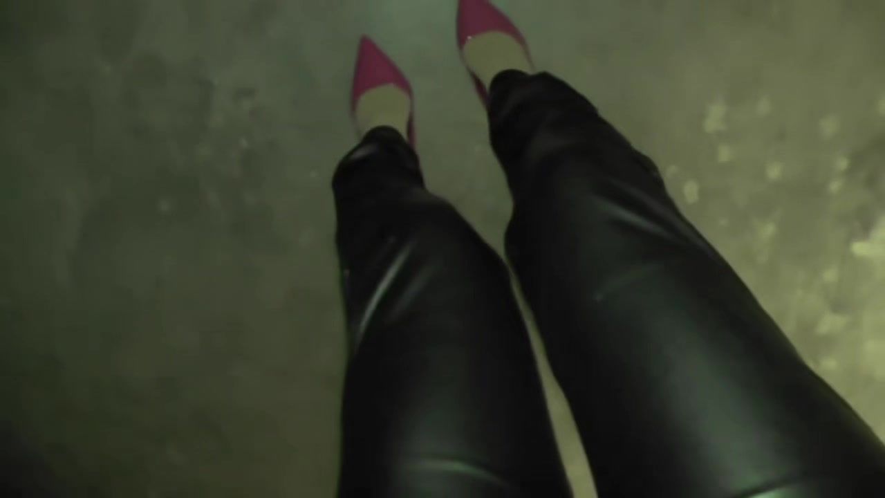 Gordinha Naughty Babe In Tight Pants Definitely Knows How To Wear Her Shoes With Sexy Pink Butthole