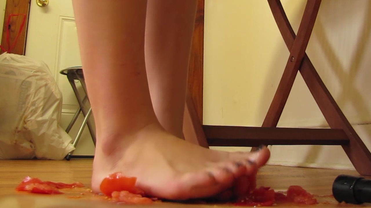 Amateur Porn Amy Crushes Tomatoes Barefoot Parship