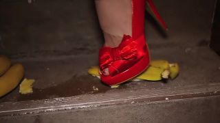 Throatfuck Passionate Woman Crushing Some Bananas With Her High Heels On The Stairs JavPortal