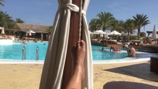 Pussy Sex Horny Amateur Lady Plays With Her Amazing Legs And Oiled Up Feet Near The Pool Videos Amadores