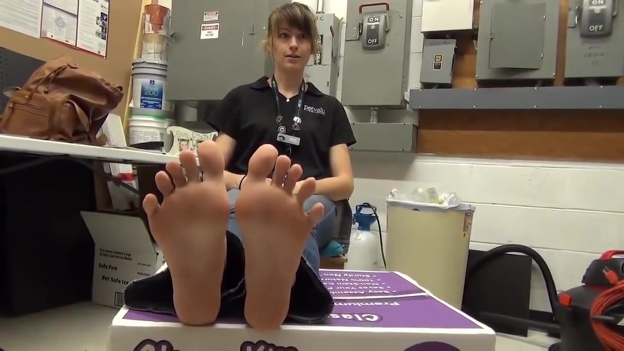 Spreadeagle Cute Female Manager Takes Her Socks Off And Exposes Her Amazing Feet At The Work XerCams