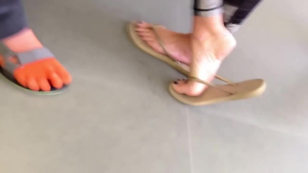 Boyfriend Amateur Girl Showing Her Incredible Soft Feet In Flip Flops In Public Suck - 1