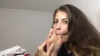Amateur Sex Gorgeous Brunette Sucks Her Toes With Black Toe Nails In Bed Asslick