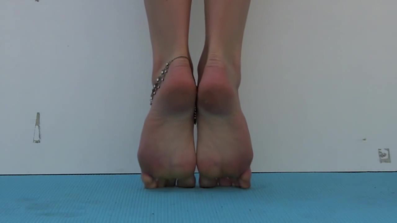 Plumper Amateur Ballerina Can Do Many Interesting Things With Her Huge Arches And Flexible Feet Cum Swallow - 1