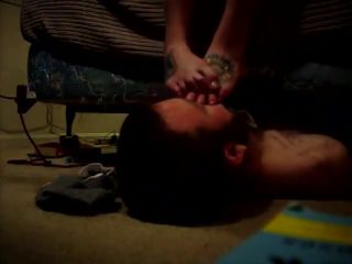 Blackz Guy With A Beard Sniffing Sexy Tattooed Amateur Feet On The Floor Webcamshow