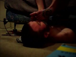 Bigass Guy With A Beard Sniffing Sexy Tattooed Amateur Feet On The Floor Chupa