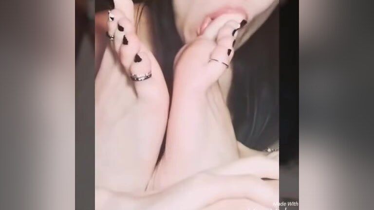 Pussyeating Hot Female Foot Fetish Lovers Sucking On Their Own Delicious Toes Livecams