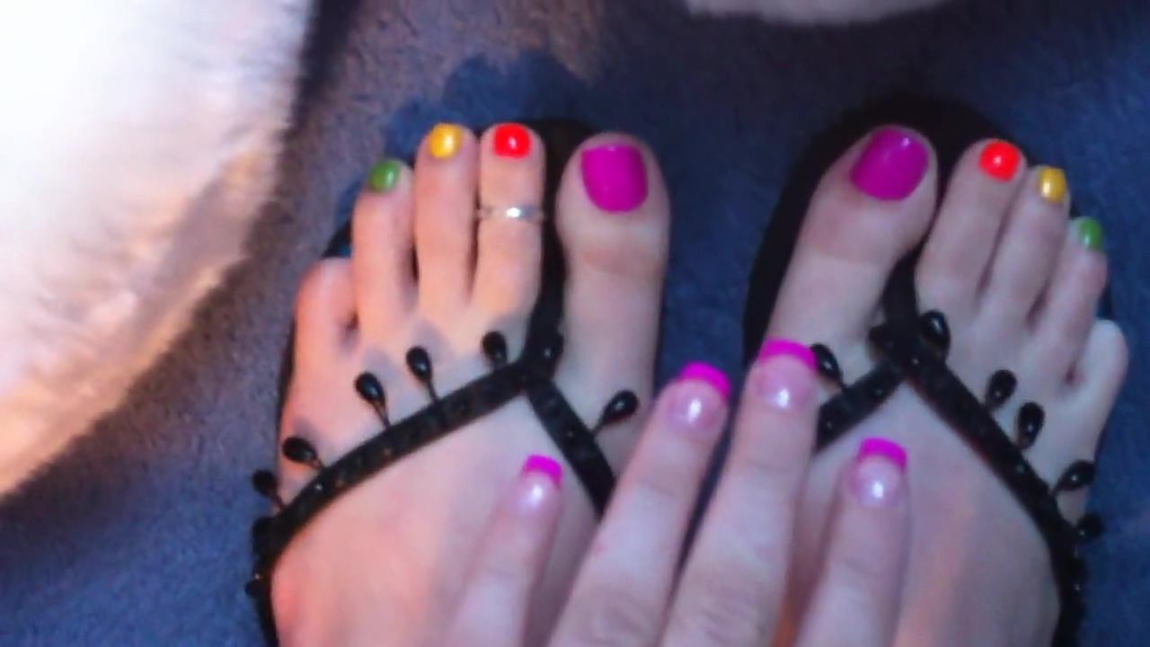 Safari Sweet Amateur Girl Showing Her Colorful Toe Nails Early Morning Tan