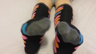 Leite Cute Latina Takes Her Lovely Socks Off And Plays With Her Sexy Feet Bareback