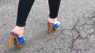 Prostituta Amateur Babe Wearing Sexy Blue Wedges And Tight Jeans Down Town Culote