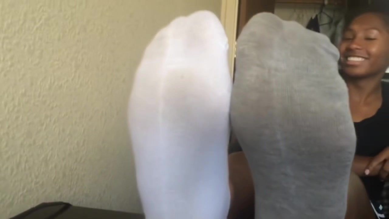Chica Smiley Ebony Girl Got Her Attractive Teenage Feet In White Socks Filmed QuebecCoquin