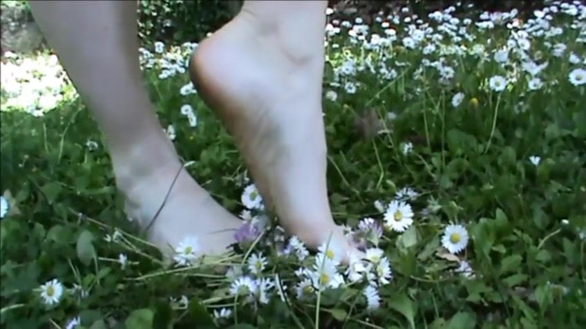 Casting Tiny Dirty Feet Crush Flowers And Grass Pelada - 1