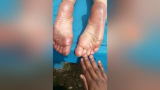 Lady Surprised My Girlfriend By Cumming On Her Oily Dirty Feet Outdoors Roludo
