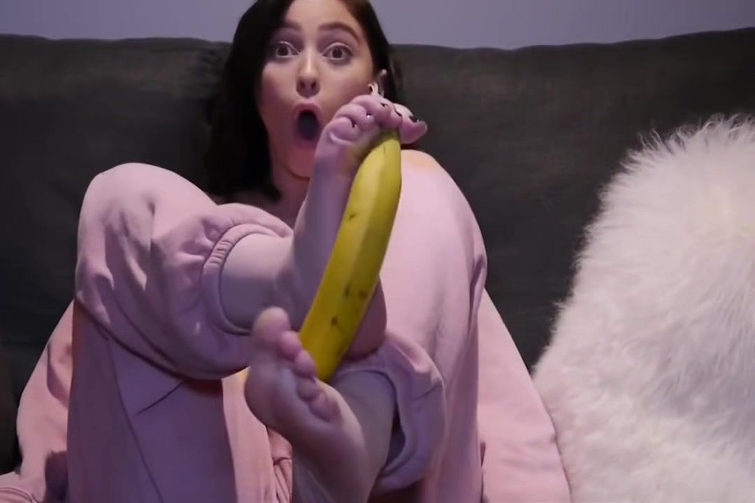 Pau Incredibly Sexy Brunette Peeling Banana With Her Fantastic Amateur Feet Real Amature Porn