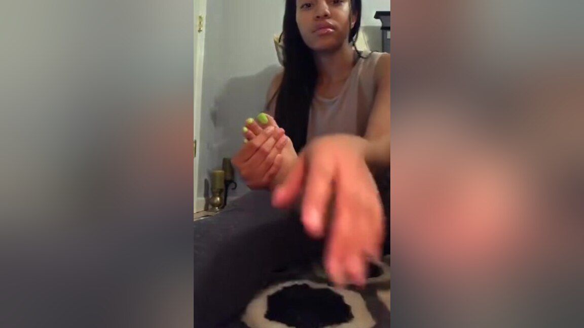 Gayhardcore Beautiful Ebony Teen Shows And Worships Her Own Black Feet With Yellow Toe Nails HellPorno - 1