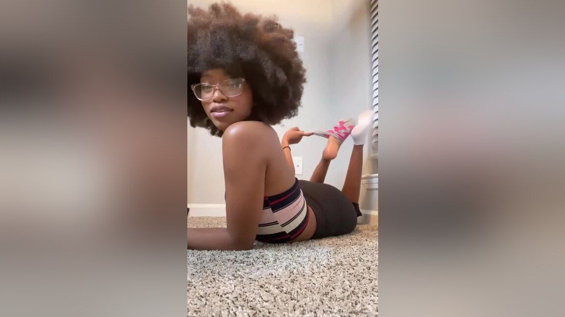 Farting Afro-american Stunner Removes Her White Socks And Shows Her Black Feet With Long Toe Nails Barely 18 Porn - 1