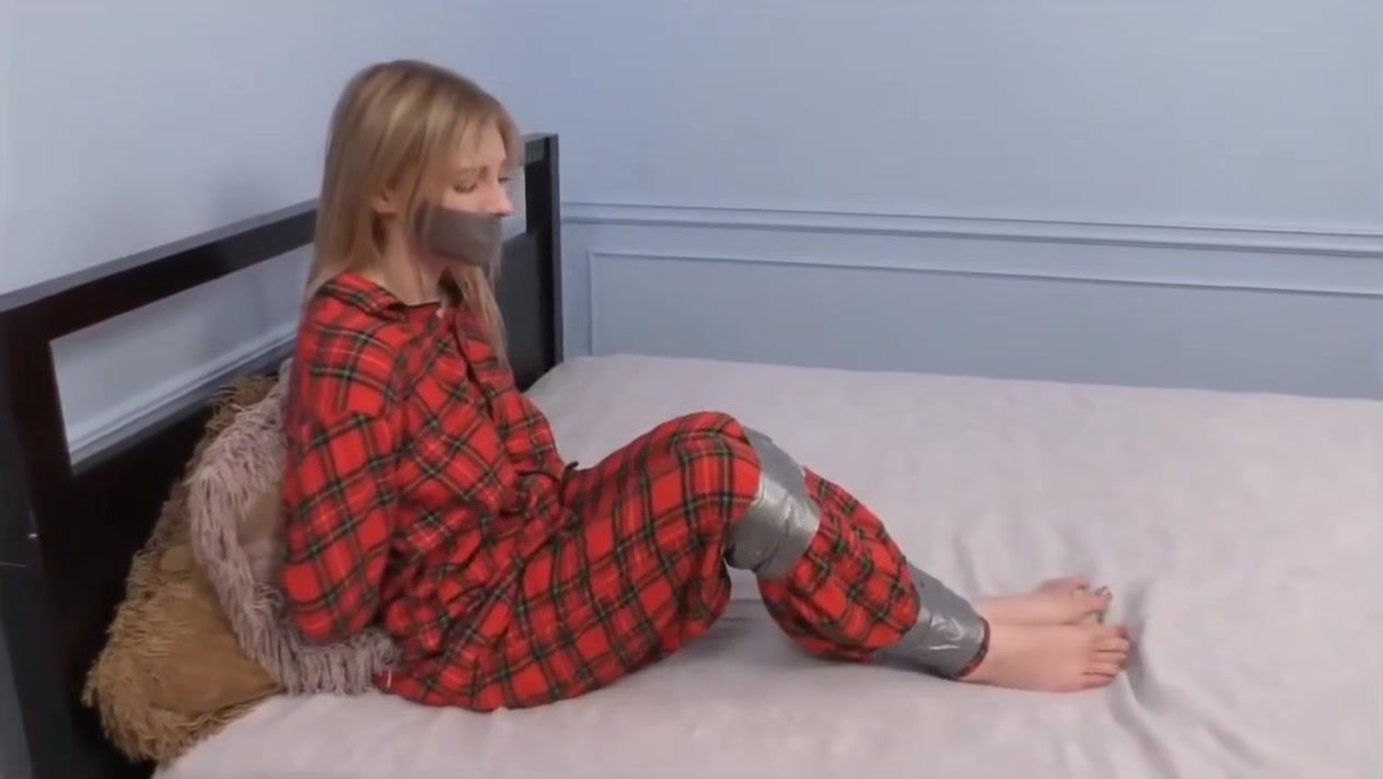 Harcore Girl Got Tied Up And Gagged Before Sleep Caseiro