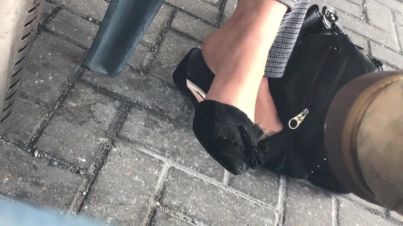 Gay Blondhair Amateur Babe Dangling Her Black Candid Mules In Public Pete - 1