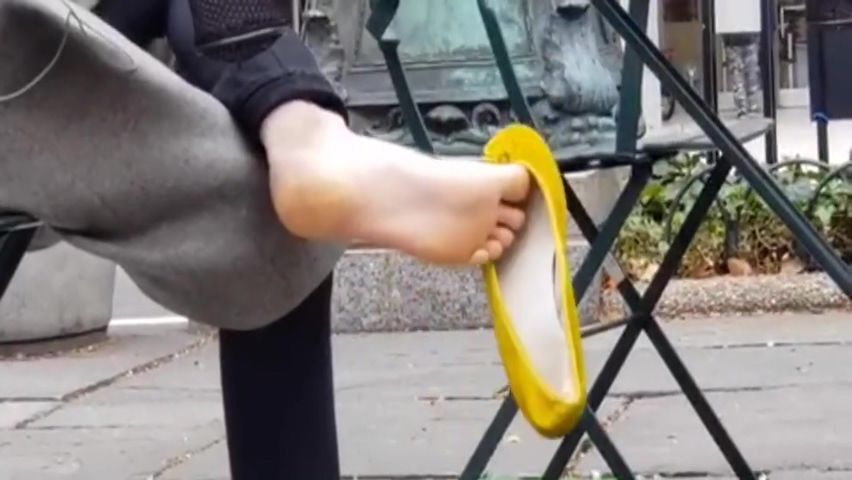 Jeune Mec Lovely Brunette Dangling Her Yellow Candid Ballerina Shoes In Public Perverted
