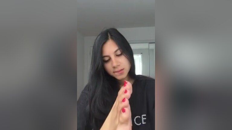 Vietnam Brunette Babe Spits On Her Sexy Toes Before Sucking Them Close Up PornPokemon - 1