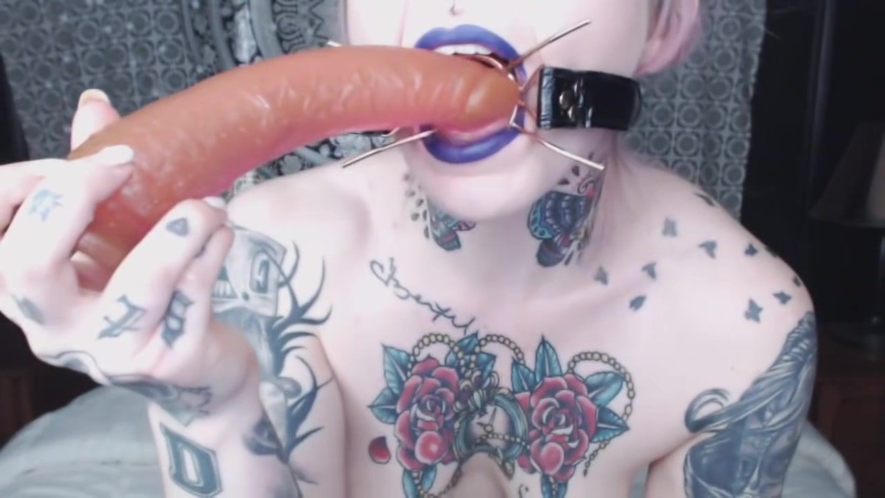 Gets Tattooed Camgirl Fucking Her Throat While Spider Gagged Gape