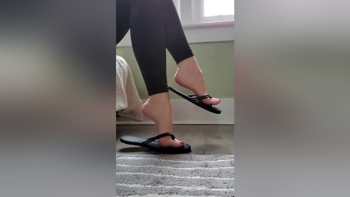 18yo Foxy Girlfriend In Sexy Black Leggings Dangles Her Flip Flops DaPink - 1
